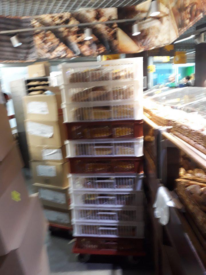 Vo výrobnej časti dopeku pekárenských výrobkov z mrazeného polotovaru bolo skladované aj balené pečivo v plast. prepravkách (od externého výrobcu.