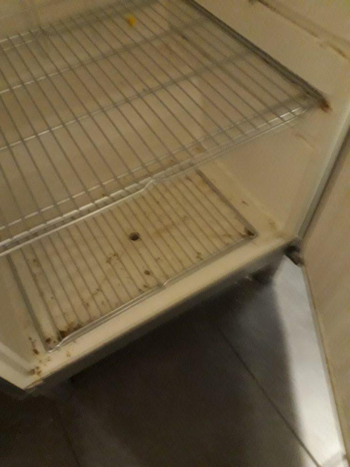 Vnútorné zariadenie mraz.zariadenia, nepoužívaného (porucha, umiestneného v priestore dopeku) zanesené hrubou vrstvou prachu.