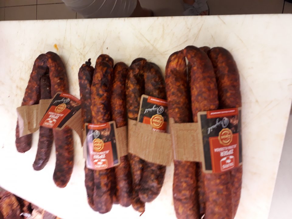 Evidencia o otváraní obalov mäsových výrobkov nie je vedená reálne,čoho dôkazom je miešanie čerstvých výrobkov a výrobkov s rôznym stupňom obschnutia. 