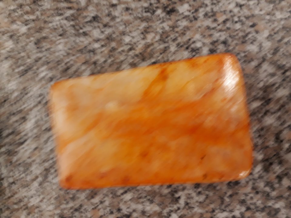 Pri krájaní mäsových výrobkov sa používa nevhodná pracovná pomôcka  - obdĺžnik z polystryrénu, obalený fóliou, ktorý sa priamo dotýka mäsových výrobkov a nie je ho možné čistiť 