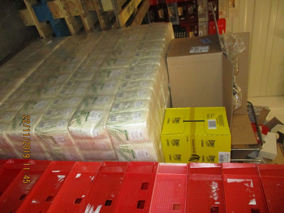 Použitý obalový materiál a tovar bol uskladnený spoločne - zamiešaný. 