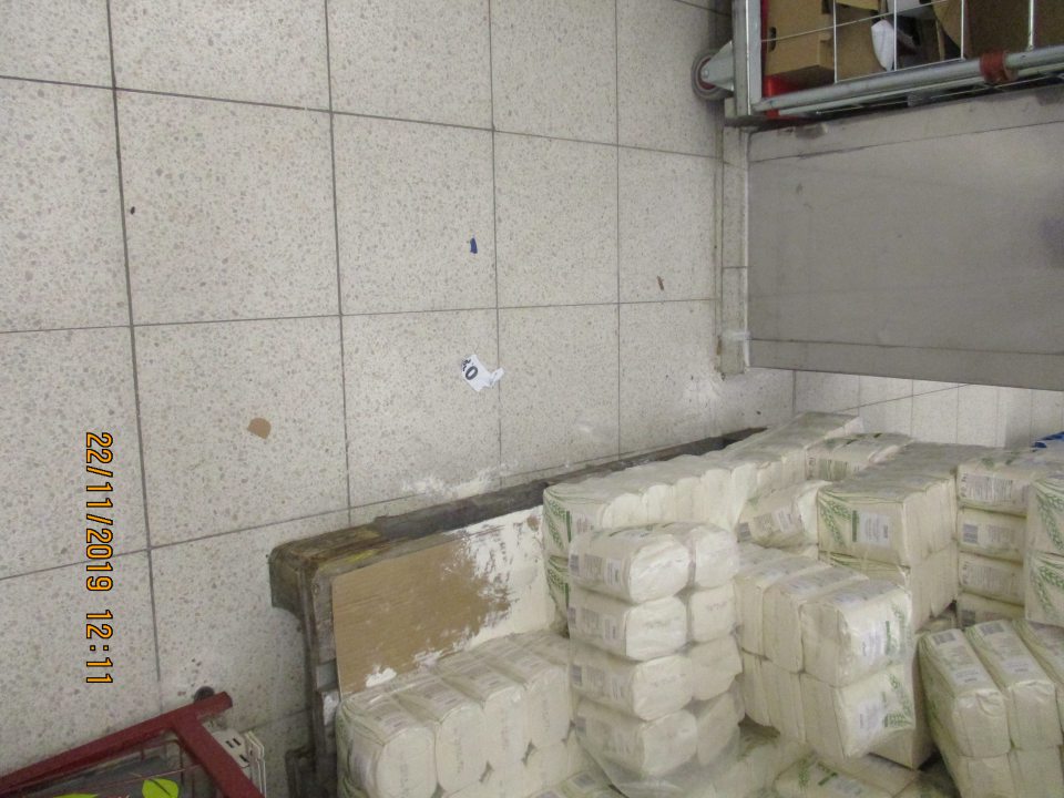 Znečistená podlaha na predajnej ploche.