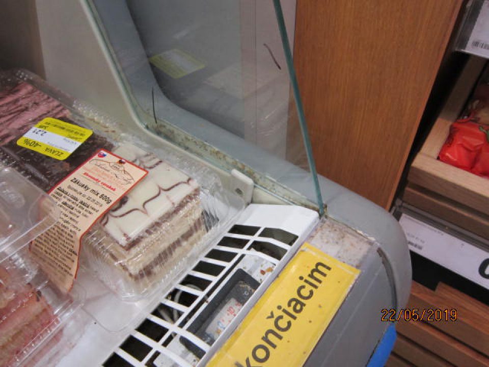 Chladiaci pult na cukrárske a pekárske výrobky je zanesený nečistotami.