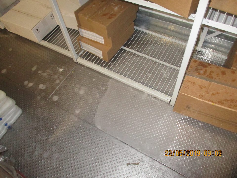 Namrznutá voda na podlahe v mraziacom boxe pre suroviny na dopekanie pekárskych výrobkov