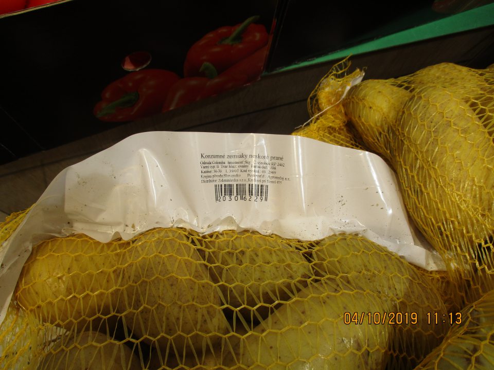 Prané zemiaky okolo ktorých sa šíril silný hnilobný zápach. 