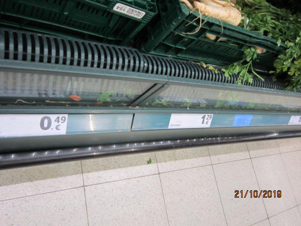 Nečistoty v chladiacej vitríne na ovocie a zeleninu