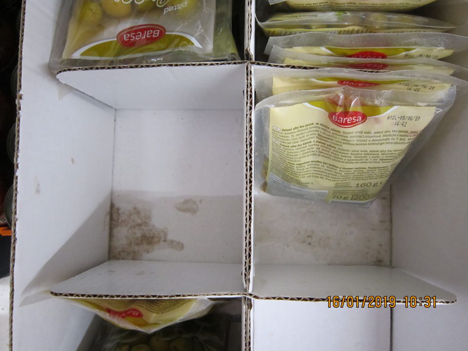 Poškodené originálne balenia výrobku a viditeľné stopy po vytečenom náleve .