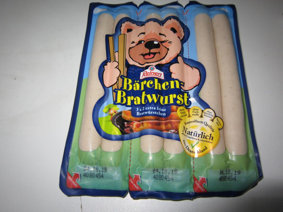 Klobásky medvedíka, 3x2 extra jemných pečených klobások- na obale je len zloženie a názov výrobku uvedené v slovenskom jazyku, ostatné povinné údaje sú uvedené v nemeckom jazyku.