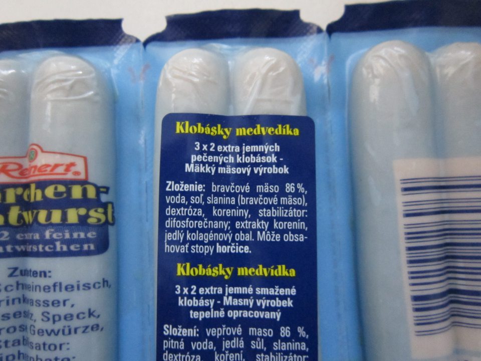 Klobásky medvedíka, 3x2 extra jemných pečených klobások- na obale je len zloženie a názov výrobku uvedené v slovenskom jazyku, ostatné povinné údaje sú uvedené v nemeckom jazyku.