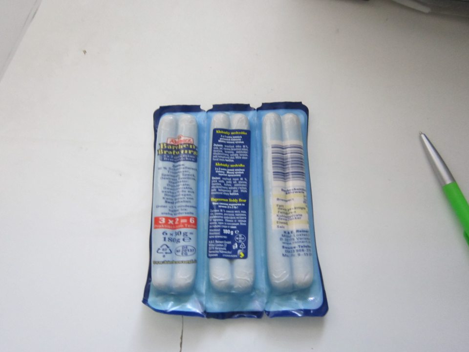 Klobásky medvedíka, 3x2 extra jemných pečených klobások- na obale je len zloženie a názov výrobku uvedené v slovenskom jazyku, ostatné povinné údaje sú uvedené v nemeckom jazyku.