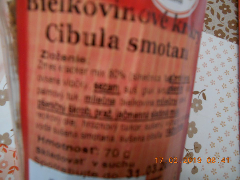 Nedostatok v označení výrobku: Bielkovinové krekry Cibuľa smotana 70 g- v zozname zložiek nie sú zdôraznené zložky spôsobujúce alergiu alebo neznášanlivosť- ovsené vločky, sušená smotana.