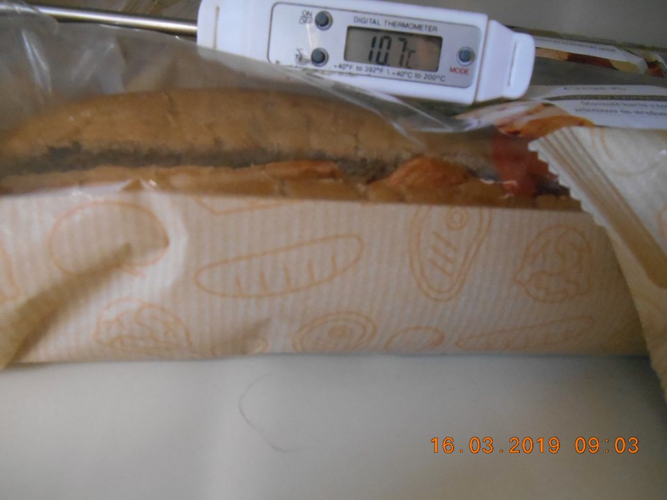 Nedodržanie podmienok skladovania určených výrobcom - na predajnej ploche v chladiarenskej vitríne s lahôdkárskymi výrobkami- bagetami v čase kontroly nameraná teplota o 09.03 h: +10,7(+-0,1)°C. Na obale bagety "Šunka a syr" uvedené: "Skladujte pri teplote od +2°C do +5°C."