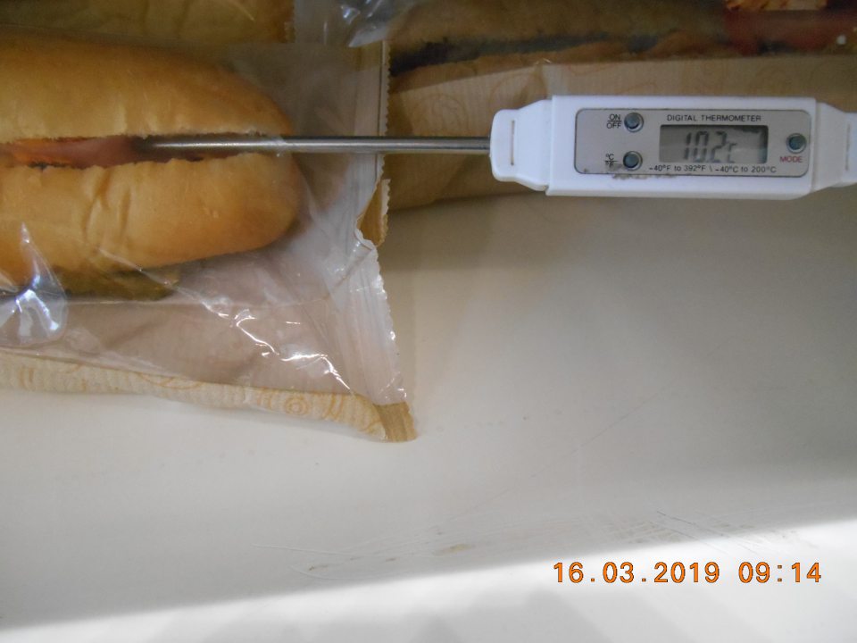 Nedodržanie podmienok skladovania určených výrobcom - na predajnej ploche v chladiarenskej vitríne v jadre bagety "Šunka a syr" nameraná teplota o 09.14 h: +10,2(+-0,1)°C. 
