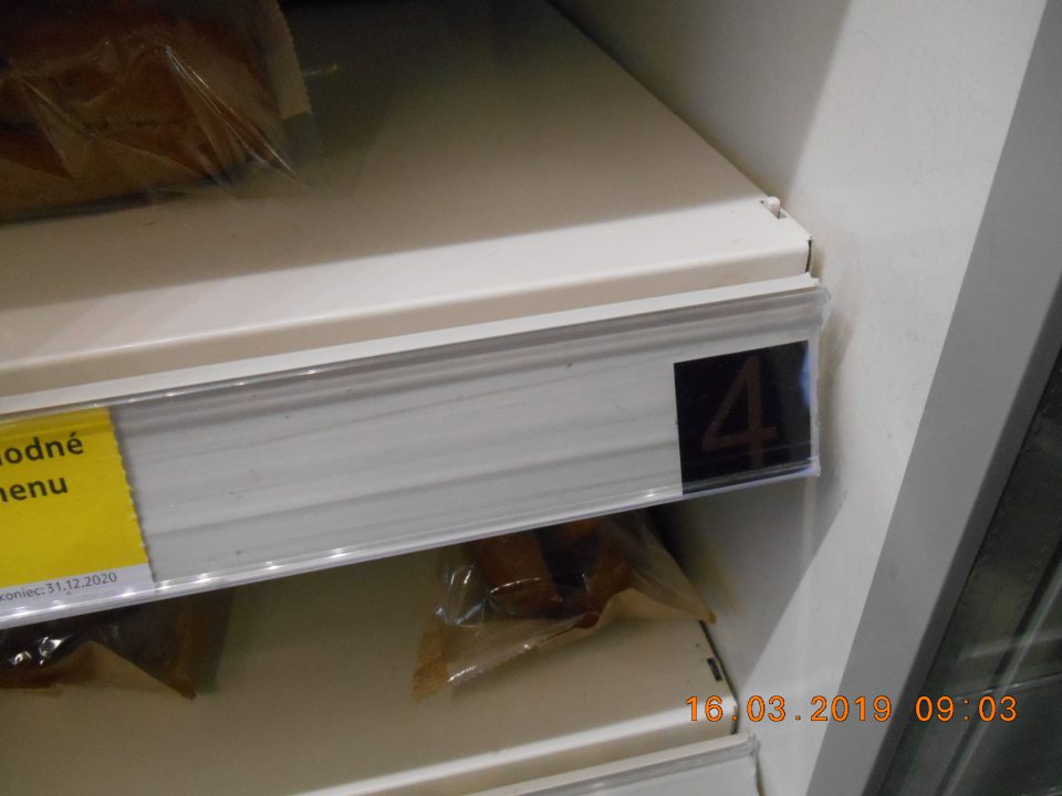 Nedodržanie podmienok skladovania určených výrobcom - na predajnej ploche v chladiarenskej vitríne s lahôdkárskymi výrobkami- bagetami v čase kontroly je rozsvietený teplotný senzor "4", čo signalizuje zvýšenú teplotu nad požadovaný limit. Na obale bagety "Šunka a syr" uvedené: "Skladujte pri teplote od +2°C do +5°C."