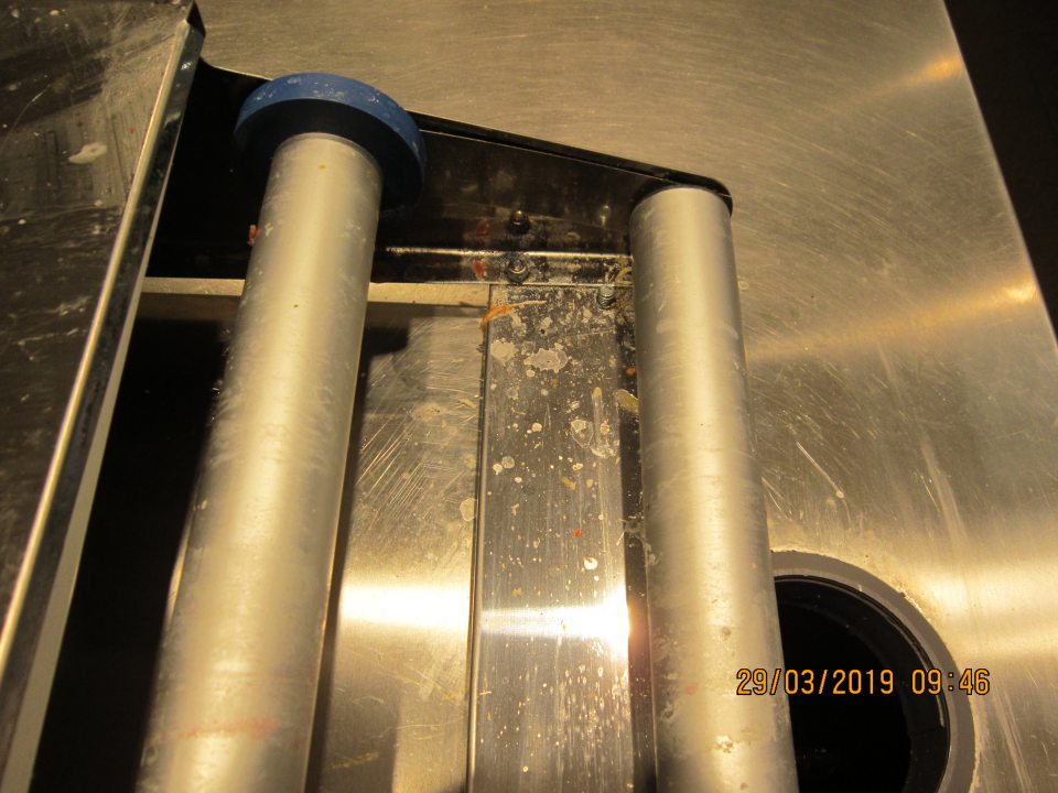 Balička na balenie krájaných výrobkov na úseku oddelenia pultového predaja znečistená zbytkami organického pôvodu z krájania.