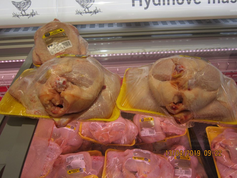 "Kurča bez drobov a 2 kuracie štvrte zadné", čerstvé kuracie mäso - poškodený originálny obal (ochranná fólia).