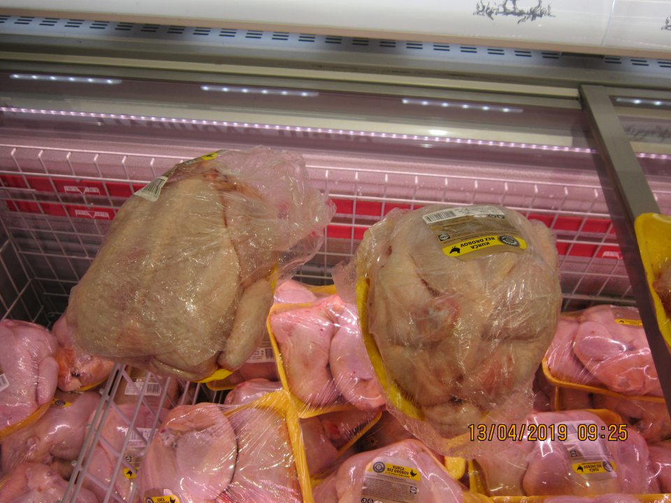 "Kurča bez drobov", čerstvé kuracie mäso - narušený originálny obal, nedostatočne zabalené v ochrannej fólii.