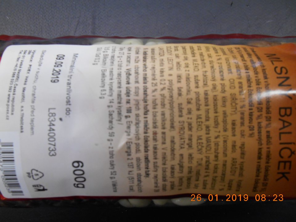 Nedostatok v označení výrobku: Mlsný balíček, 600 g- povinné informácie na etikete nie sú uvedené v kodifikovanej podobe štátneho jazyka, sú uvedené len v českom jazyku.