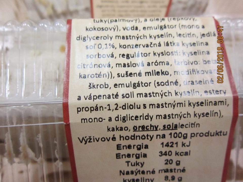 Nedostatok v označení výrobku: Orechová roláda 200 g - v zozname zložiek nie je zdôraznená zložka spôsobujúca alergiu alebo neznášanlivosť - sušené mlieko.