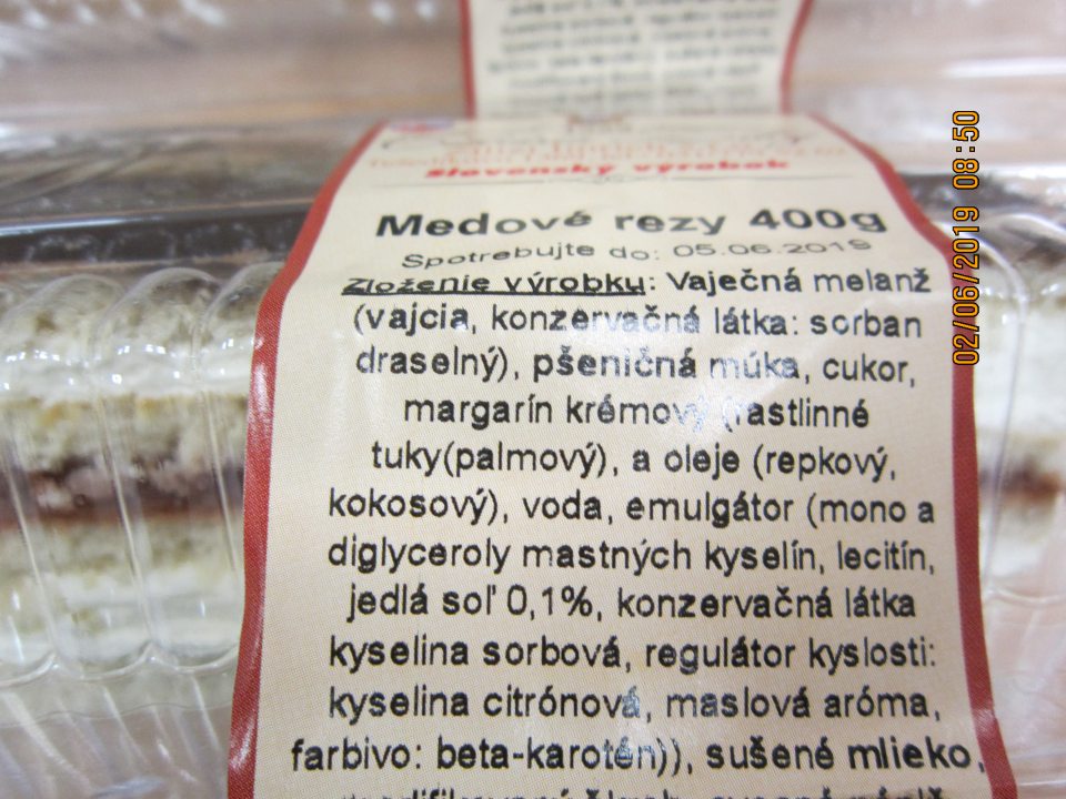 Nedostatok v označení výrobku: Medové rezy 400 g - v zozname zložiek nie sú zdôraznené zložky spôsobujúce alergiu alebo neznášanlivosť - vaječná melanž, pšeničná múka, sušené mlieko.