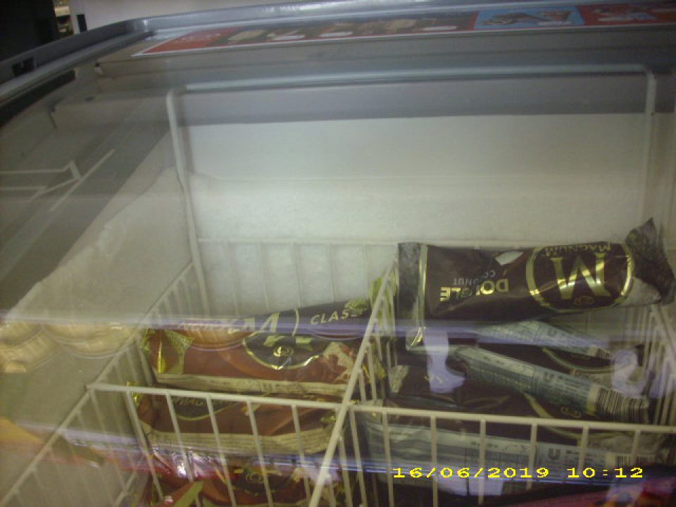 V predajných priestoroch v mraziacom boxe č. 9- ALGIDA na uchovávanie mrazených krémov a nanukov zistená zvýšená vrstva námrazy.