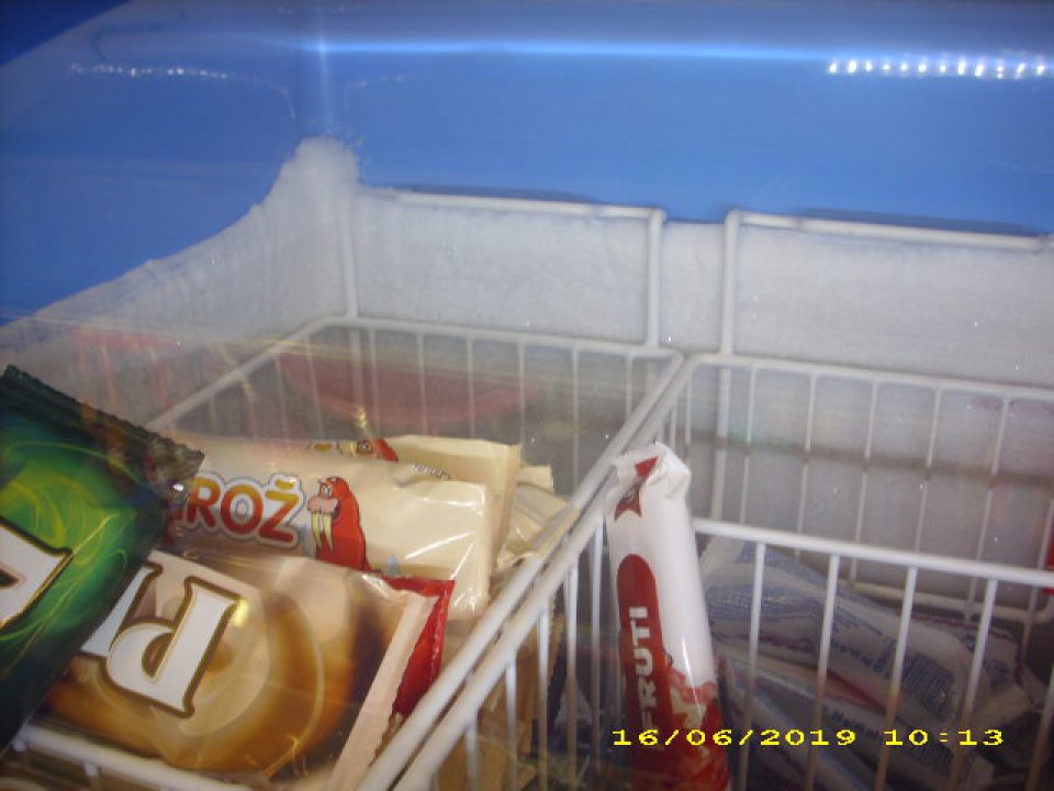 V predajných priestoroch v mraziacom boxe č. 15- PRIMA na uchovávanie mrazených krémov a nanukov zistená zvýšená vrstva námrazy.