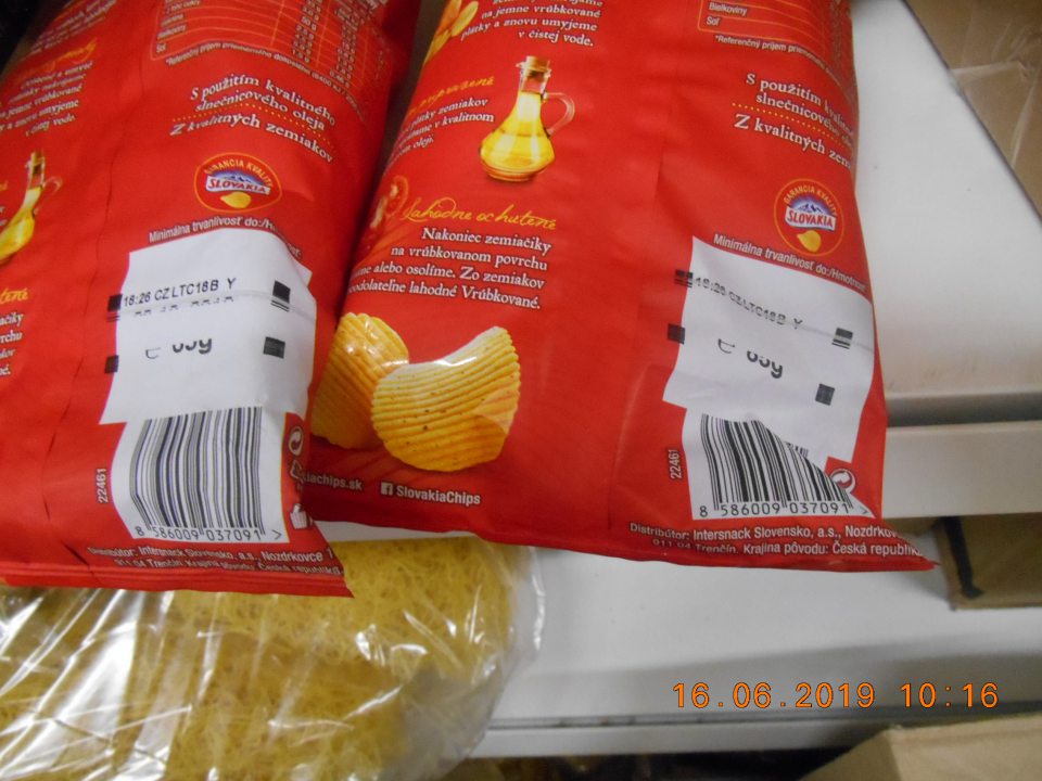V označení tovaru zistený nedostatok u 2 ks smažených zemiakových lupienkov "Slovakia vrúbky s príchuťou rajčina a paprika" od distribútora Intersnack Slovensko, a.s., Nozdrkovce 17, 911 04 Trenčín- chýba údaj o dátume minimálnej trvanlivosti a hmotnosti výrobku.