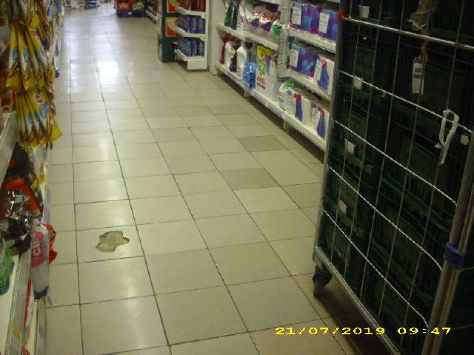 Poškodená dlažba na predajnej ploche.