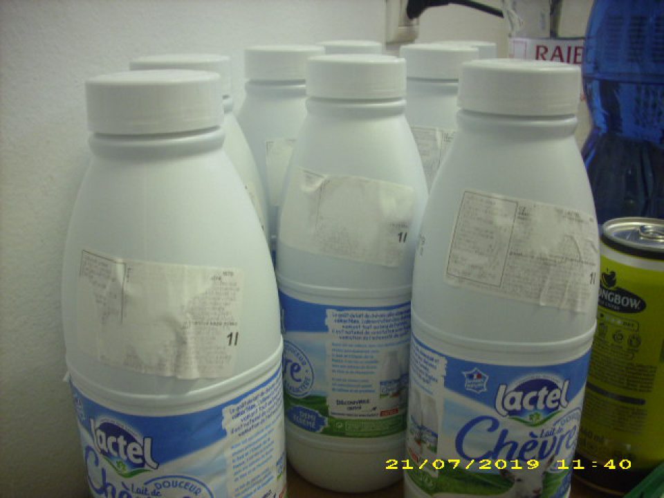 Konzumné trvanlivé kozie mlieko polotučné, ošetrené UHT, 1 l- etiketa v slovenskom jazyku je nečitateľná.