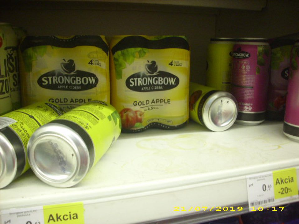 Strongbow Apple ciders- cíder, sýtený kvasený jablkový alkoholický nápoj, 440 ml, alkohol 4,5% obj.- nečitateľný údaj o dátume minimálnej trvanlivosti.