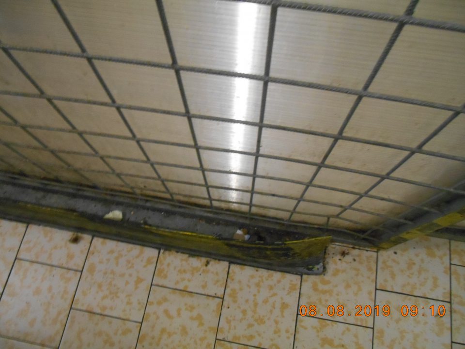 V skladovacej časti prevádzky znečistená podlaha v blízkosti prípravovne dopeku pekárskych výrobkov (kúsky papiera, prach).