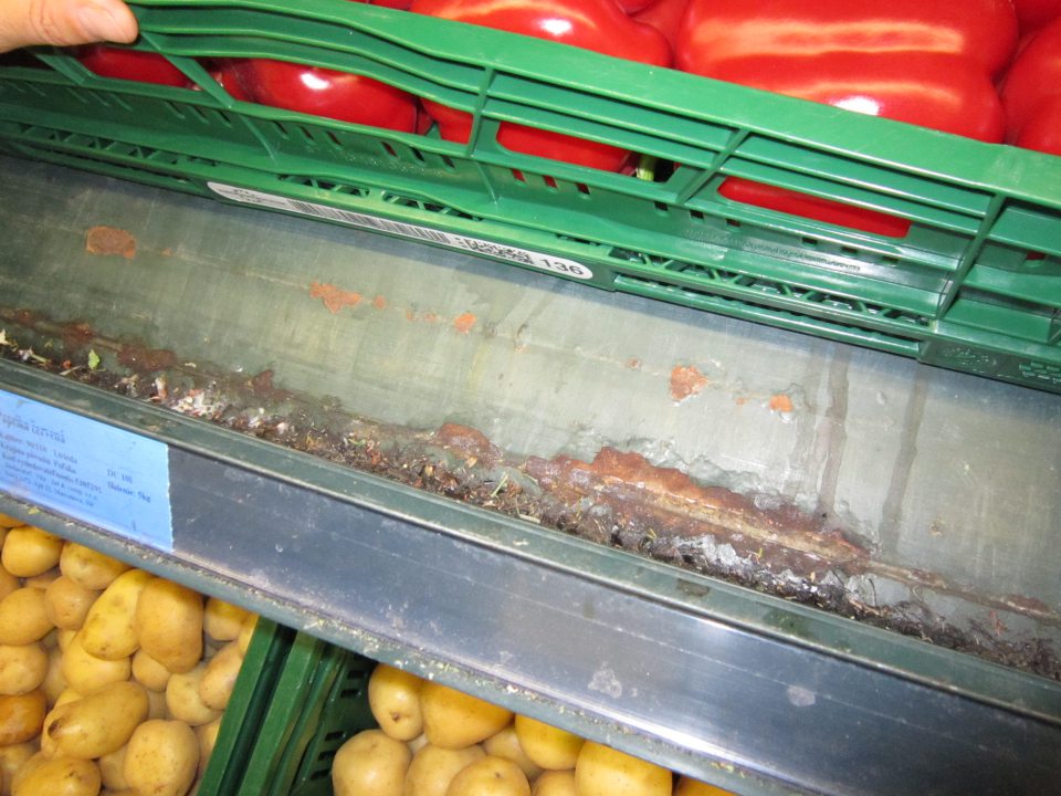 Regál na predajnej ploche na úseku predaja ovocia a zeleniny na viacerých miestach skorodovaný a znečistený nánosmi zaschnutých organických nečistôt.