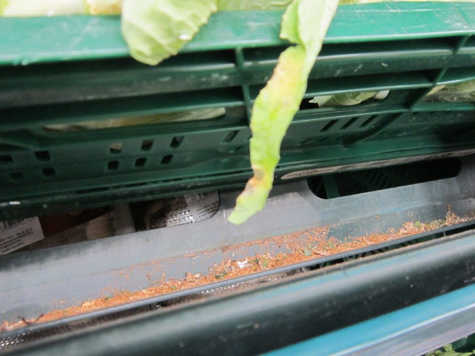 Regál na predajnej ploche na úseku predaja ovocia a zeleniny znečistený nánosmi zaschnutých organických nečistôt.