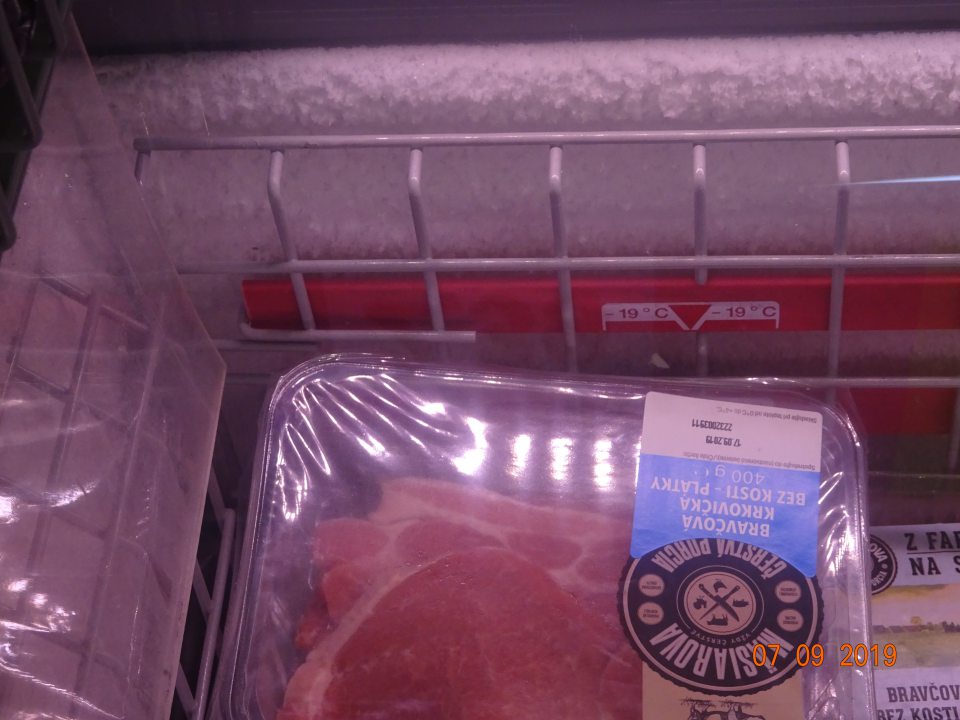 Namrznutý ľadový povlak v mraziacom boxe v zázemí.