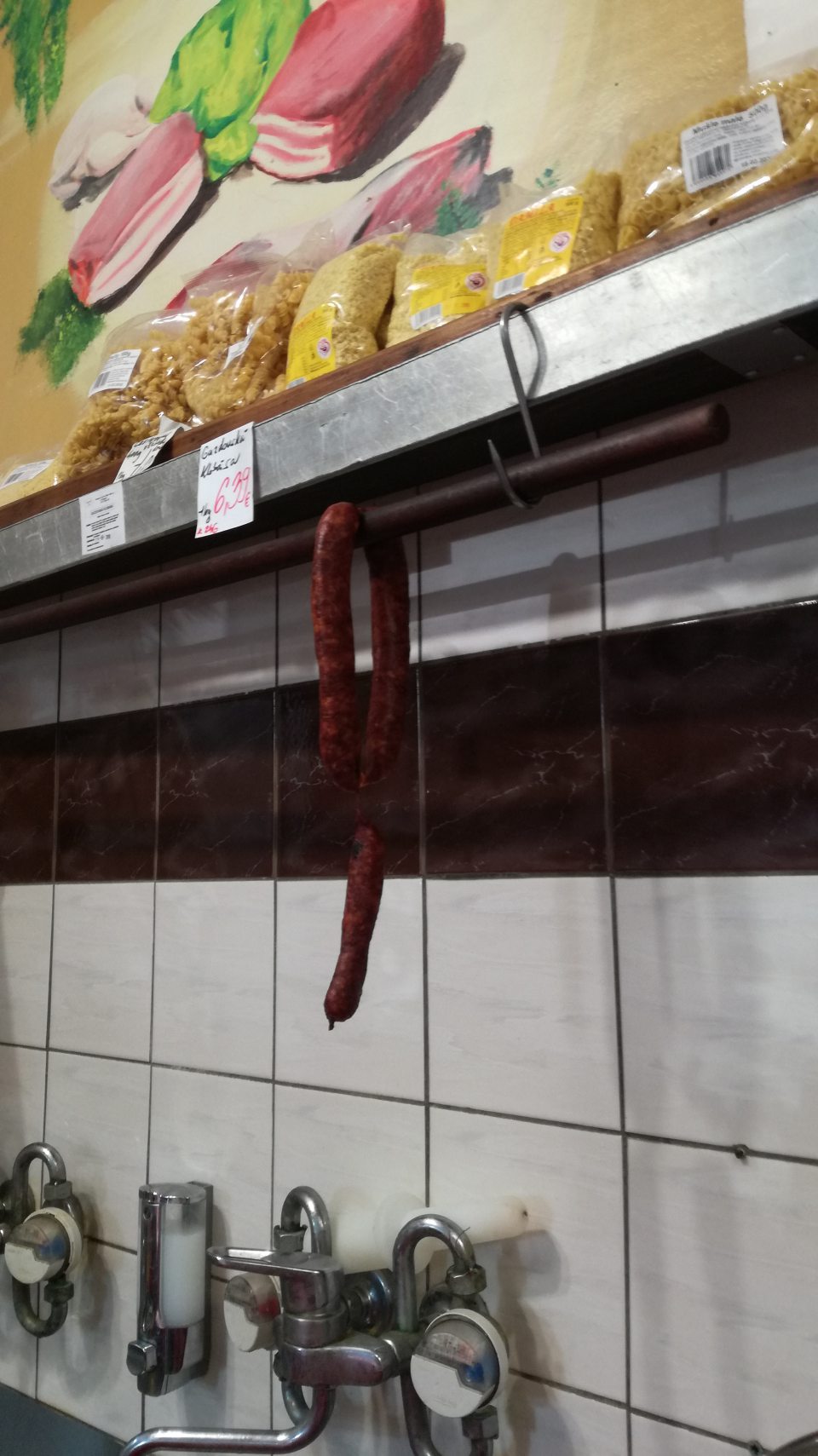 V ponuke predaja Gazdovská klobása, ktorú vyrobil predávajúci pracovník v rámci neschválenej činnosti.