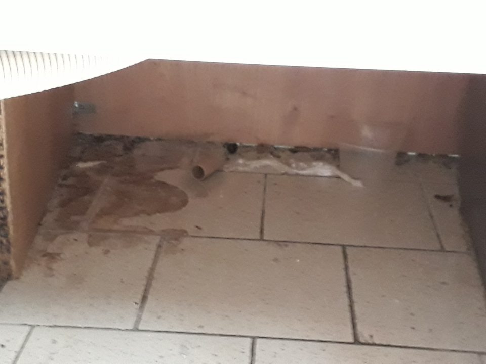 znečistený priestor pod lahôdkarským pultom