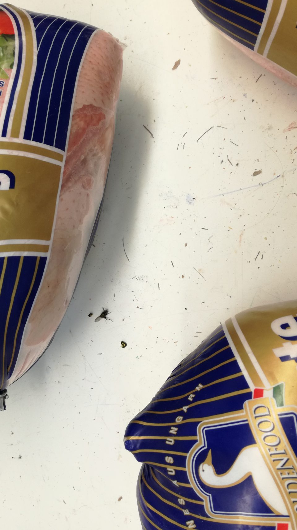 Znečistený mraziaci box na hydinu.