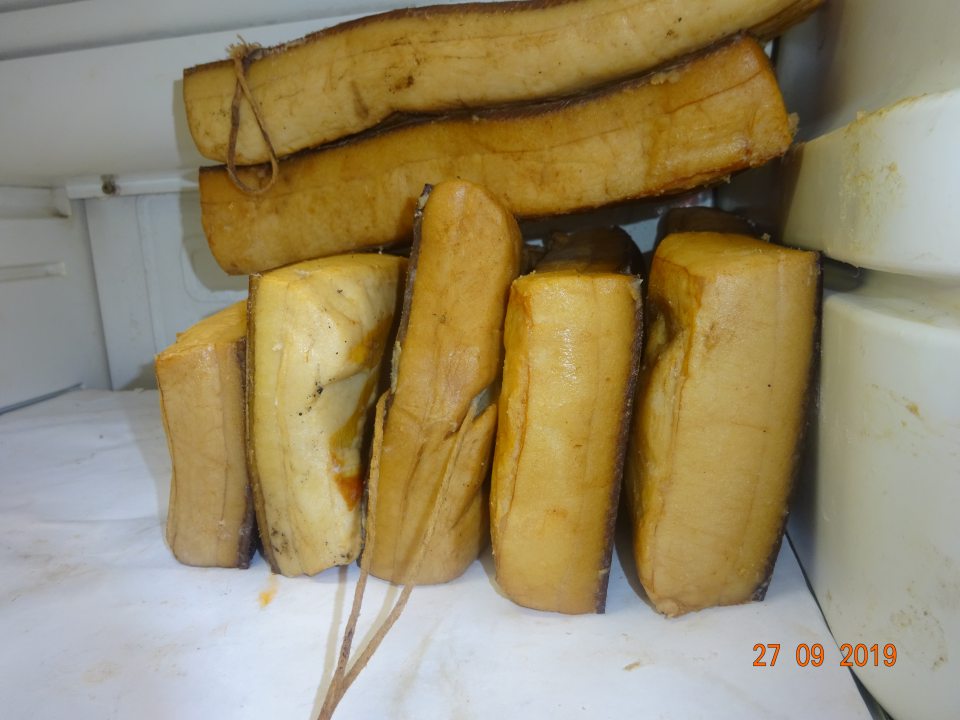 Mäsový výrobok neoznačený pre spotrebiteľa - neuvedený dátum spotreby, výrobca, neboli k dispozícii ani údaje o zložení výrobkov ani o podmienkach skladovania.