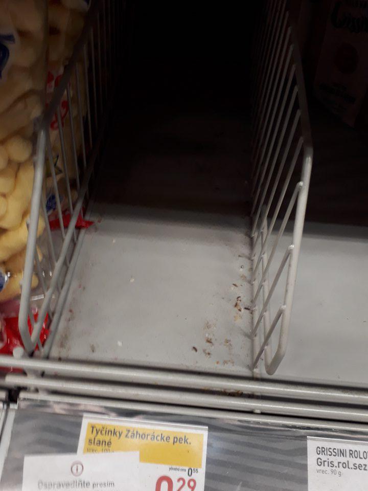 znečistenie regálu na predajnej ploche slúžiaceho na uchovávanie suchého tovaru