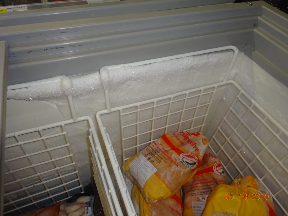 V mraziacej vani vrstva namrznutého ľadového povlaku.