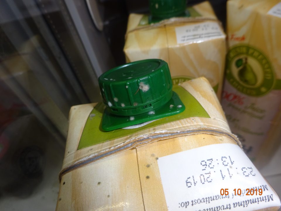 Na predajnej ploche bol zistený tovar so silno znečisteným povrchom obalu čiernymi a bielymi nečistotami najmä okolo uzáveru, čo mohlo ohroziť jeho vhodnosť na ľudskú spotrebu: 100% šťava hrušková Williams RIO fresh á 1l lisovaná za studena