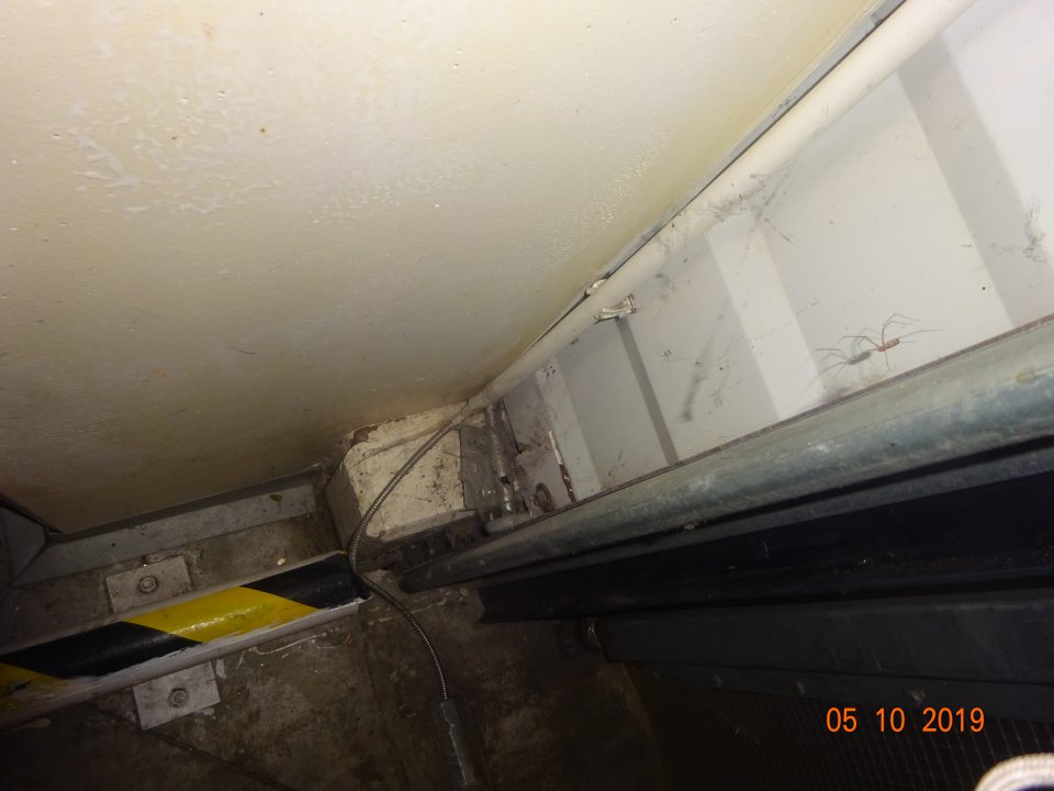 Znečistenie podlahy hrubou vrstvou prachu na ťažkodostupných miestach za dorazovými rúrami.