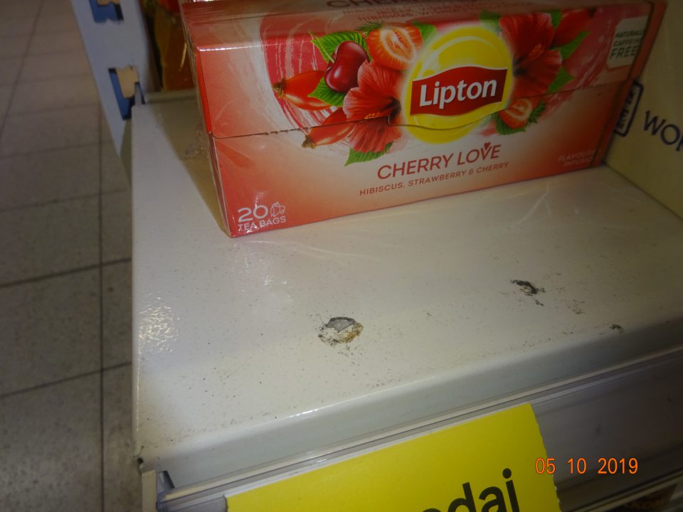 Znečistený regál pri predaji výpredajového tovaru.