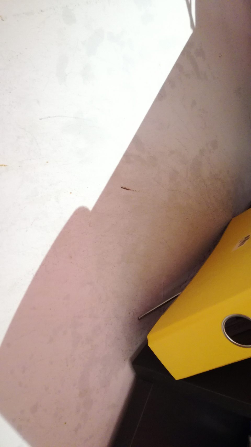 Nevyhovujúci hygienický stav steny pri teplom pulte.