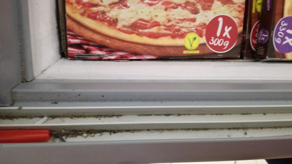 Znečistené mraziace zariadenie na predajnej ploche.