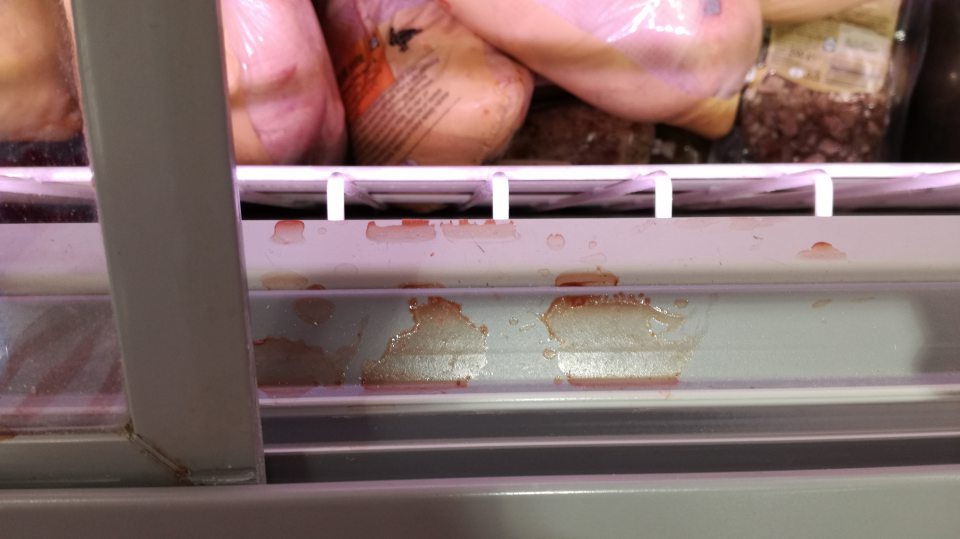 Znečistené chladiace zariadenie na hydinu na predajnej ploche.