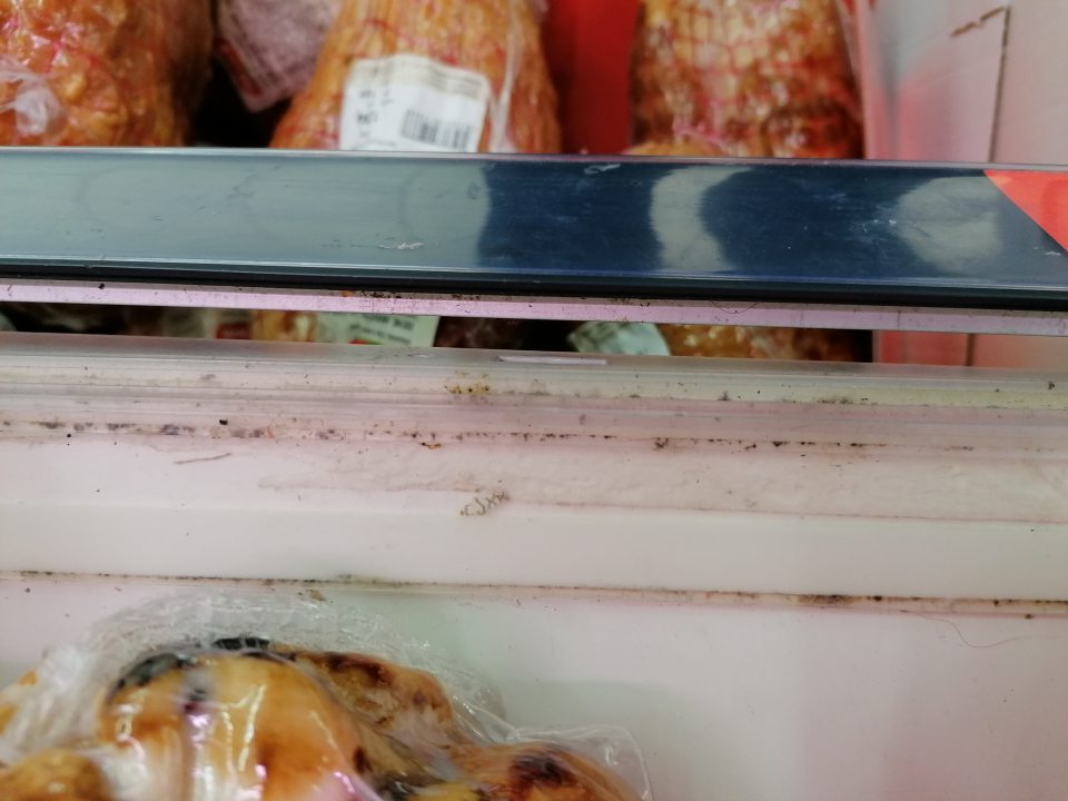 Znečistené cenové lišty na ťažko dostupných miestach na regáloch.