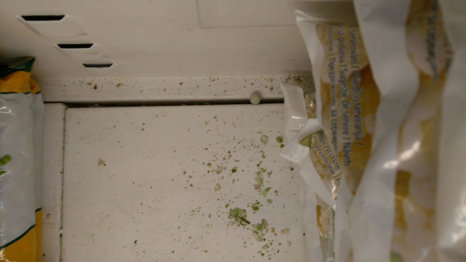 Hrubé znečistenie mraziaceho zariadenia na predajnej ploche.