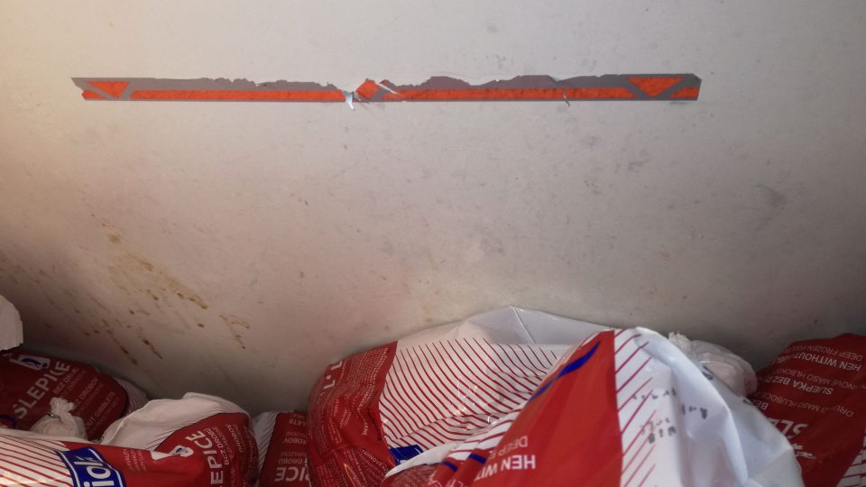 Hrubé znečistenie mraziaceho zariadenia na predajnej ploche.