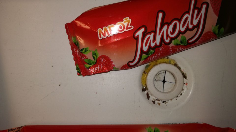 Hrubé znečistenie mraziaceho zariadenia na predajnej ploche.